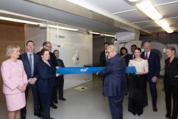 BNCT-avajaistilaisuuden nauhanleikkaus