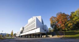 Finlandia-talo syksyllä.