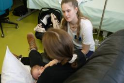 Kätilö Tiltu Kortetjärvi pitää imetysvastaanottoa äidille ja vauvalle.