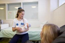 Kätilö Tiltu Kortetjärvi pitää imetysvastaanottoa Jorvin sairaalassa.