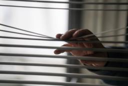 Käsi raottaa sälekaihdinta