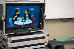 Viestintäjohtaja Paula Isopahkala ja Nicol-Maria Stefanidou HUSin Teams-live-tapahtumassa.