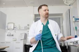 Gynekologi Otto Forsbom tekee ultraäänitutkimusta