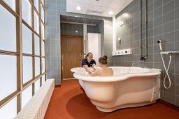 Synnyttäjä ammeessa Naistenklinikalla