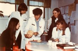 Neuropsykologeja työssään 1980-luvulla.