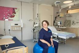 Kätilö Johanna Koivisto synnytyssalissa