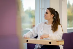 Musiikkiterapeutti Emma von Weissenberg soittaa kanteletta.