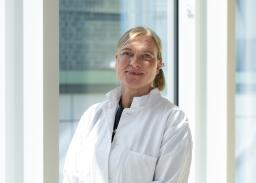Specialistläkaren i infektionssjukdomar Marjo Kivelä-Rajamäki vid HUS Inflammationscentrum